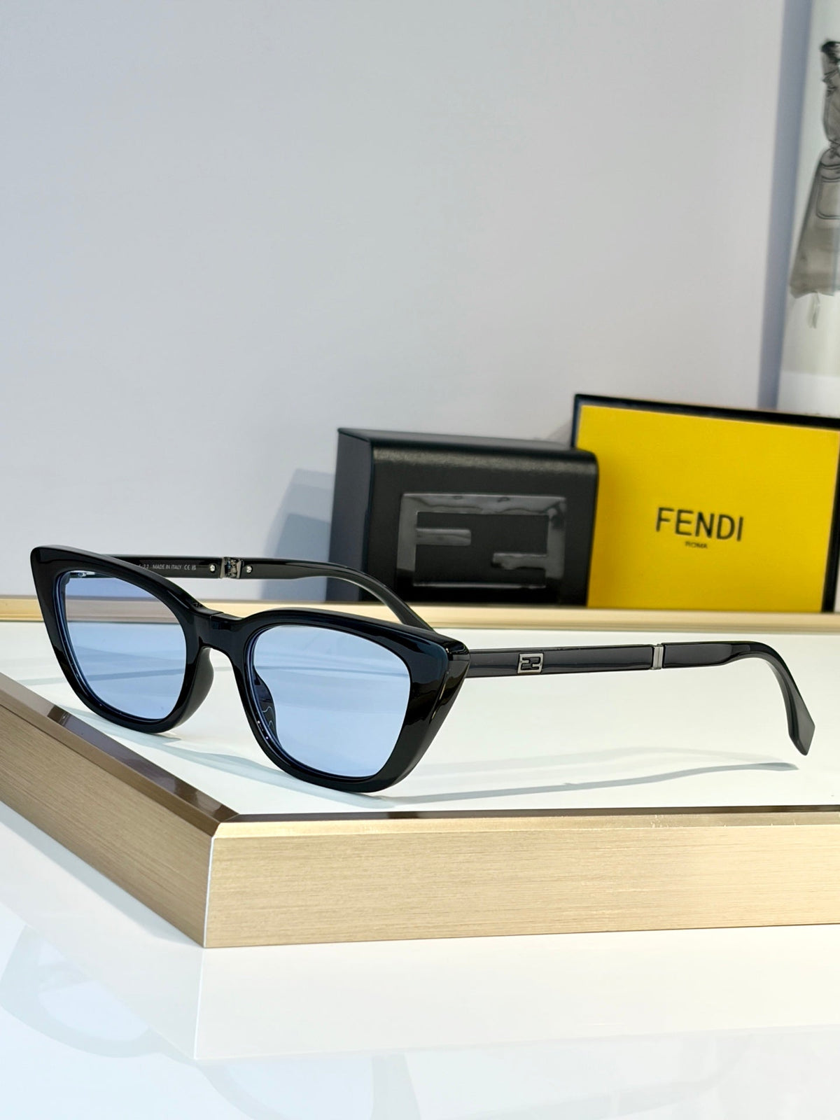 Fendi FE40089I Sunglasses